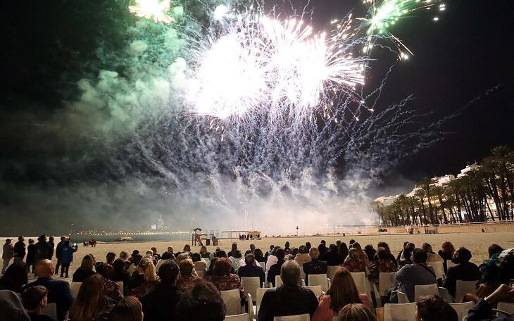 El Desfile de Carrozas y un aplaudido castillo de fuegos artificiales culminan las Festes Majors Patronals de Benidorm